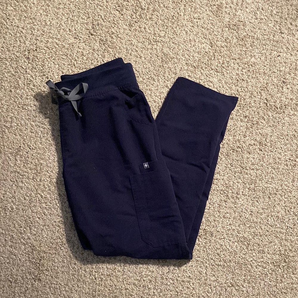 Figs navy PETITE pants!